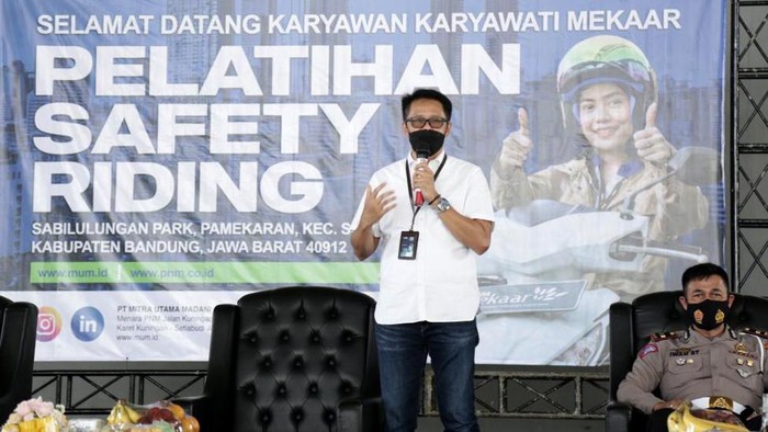 Peduli Keselamatan Bagi Pengendara Wanita Besarnya angka kasus kecelakaan di jalan raya, salah satunya dikarenakan kelalaian cara mengemudi yang salah. Untuk itu para perempuan ini dilatih berkendara dengan aman.
PT Permodalan Nasional Madani (PNM) melalui afiliasinya PT Mitra Utama Madani (MUM) memberi perhatian khusus dalam hal keselamatan kerja karyawan, terutama pada karyawan yang dalam keseharian bekerja di lapangan. Terlebih pekerja perempuan.
