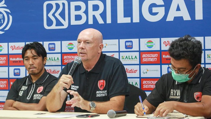 Pelatih PSM Makassar Joop Gall saat memberi keterangan jelang lawan PSIS Semarang.