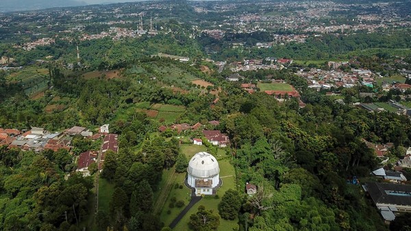 Foto udara observatorium Bosscha di Lembang, Kabupaten Bandung Barat, Jawa Barat, Sabtu (5/3/2022).