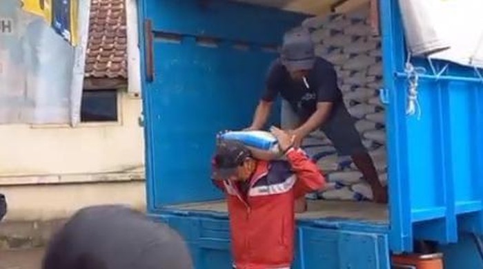 Penyaluran bansos di Sumedang.