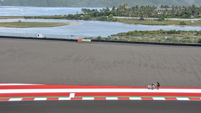 PENYEMPURNAAN SIRKUIT MANDALIKA JELANG MOTOGP Sejumlah pekerja menyelesaikan pembangunan tribun penonton di Pertamina Mandalika International Street Circuit di KEK Mandalika, Kecamatan Pujut, Praya, Lombok Tengah, NTB, Sabtu (5/3/2022). Menjelang perhelatan Pertamina Grand Prix of Indonesia (MotoGP) 2022, Indonesia Tourism Development Corporation (ITDC) bersama Mandalika Grand Prix Association (MGPA) melakukan penyempurnaan lintasan dan berbagai fasilitas pendukung sirkuit yang ditargetkan dapat selesai secara keseluruhan pada 16 Maret 2022.ANTARA FOTO/Ahmad Subaidi/YU