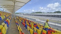 Pekerja berada di tribun premium grandstand Pertamina Mandalika International Street Circuit di KEK Mandalika, Kecamatan Pujut, Praya, Lombok Tengah, NTB, Sabtu (5/3/2022).