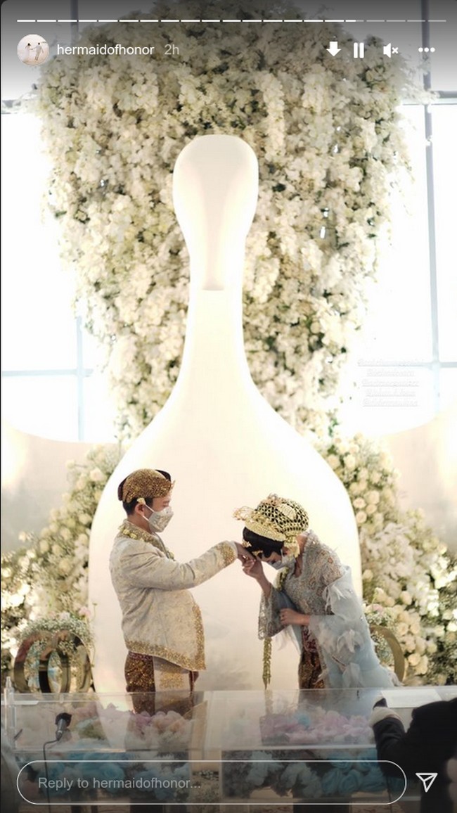 Belva Devara dan Sabrina Anggraini yang sering disebut sebagai couple goals atau relationship goals kini sudah resmi mengikat janji. Foto: Instagram @hermaidofhonor