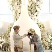 Belva Devara dan Sabrina Anggraini yang sering disebut sebagai couple goals atau relationship goals kini sudah resmi mengikat janji. Foto: Instagram @hermaidofhonor