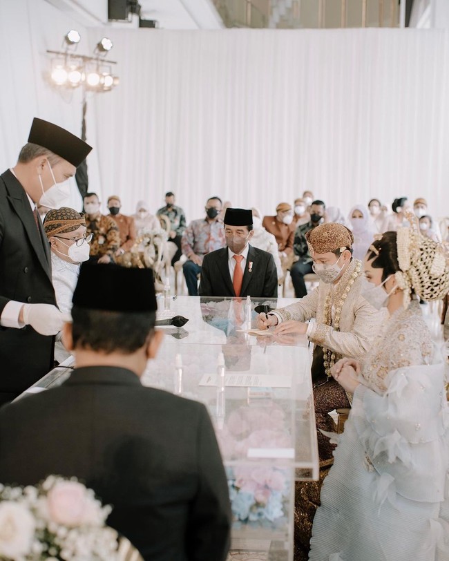 Pernikahan Belva dan Sabrina digelar di Ciputra Artpreneur Jakarta. Hari bahagia mereka pun dihadiri oleh Presiden Joko Widodo. Selain akad, dilangsungkan pula serangkaian prosesi adat yang menambah kesan sakral perkawinan mereka.Foto: Instagram @belvadevara