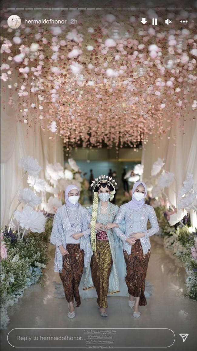 Diadakan di tengah pandemi Corona, tamu undangan dan keluarga tetap memakai masker sepanjang berjalannya acara.Foto: Instagram @hermaidofhonor