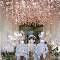 Diadakan di tengah pandemi Corona, tamu undangan dan keluarga tetap memakai masker sepanjang berjalannya acara.Foto: Instagram @hermaidofhonor