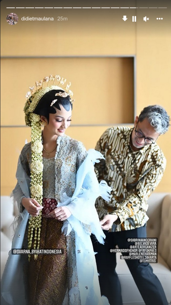 Busana yang dikenakan Sabrina Anggraini untuk akad nikah pun dibuat istimewa. Kebaya bernuansa bernuansa biru tersebut hadir dengan outer yang menambah kesan megah sekaligus feminin.Foto: Instagram @diditmaulana