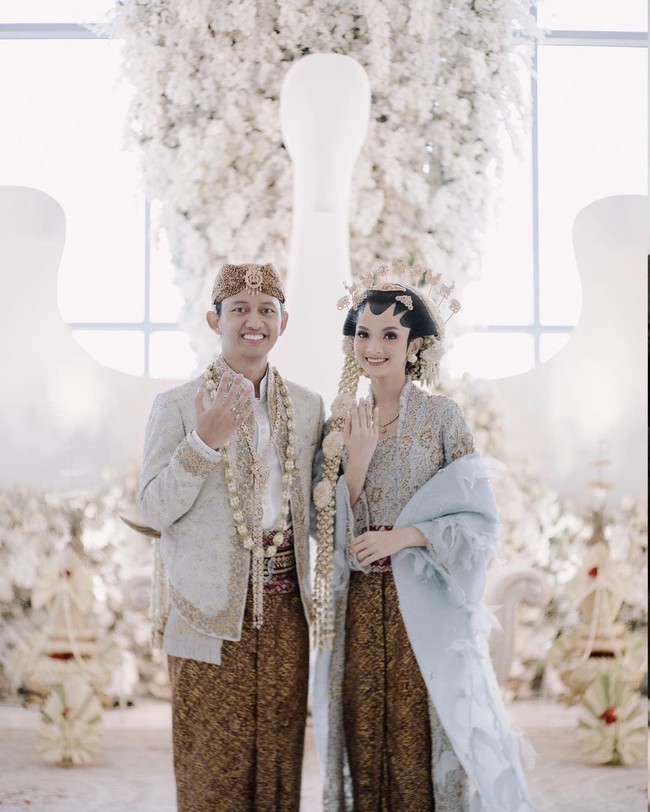 Dilansir dari akun Instagram, keduanya telah melangsungkan pernikahan pada pukul 08:30 lalu yang disiarkan live di akun YouTube Sabrina. Foto: Instagram @belvadevara