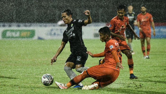Persib vs Persiraja.