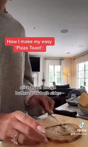 Kreasi Pizza Toast ala Hailey Bieber