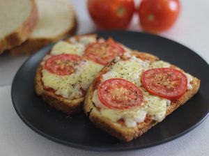 Kreasi Pizza Toast ala Hailey Bieber Viral, Begini Cara Membuatnya!