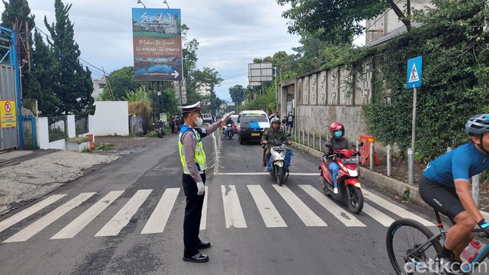Polisi mengatur lalu lintas di kawasan Lembang.