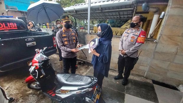 Polisi menyerahkan motor yang sempat dicuri kepada para pemiliknya.