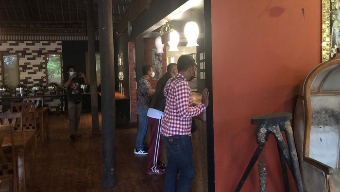 Polres Lombok Tengah saat merazia di salah satu hotel
