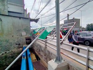 Angin Kencang Robohkan Rambu Jalan di Bekasi, 1 Driver Ojol Tewas
