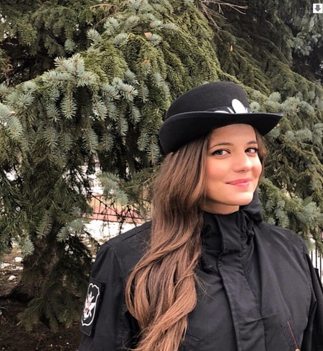 Rossiyana sebelumnya sering menunjukkan penampilan seksi di Instagram. Namun belakangan wanita tersebut memiliki akun khusus untuk membagi foto-foto terkait pekerjaannya yang terlihat lebih profesional. Penampilan barunya menggunakan seragam pun mencuri perhatian netizen. Foto: Instagram