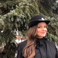 Rossiyana sebelumnya sering menunjukkan penampilan seksi di Instagram. Namun belakangan wanita tersebut memiliki akun khusus untuk membagi foto-foto terkait pekerjaannya yang terlihat lebih profesional. Penampilan barunya menggunakan seragam pun mencuri perhatian netizen. Foto: Instagram