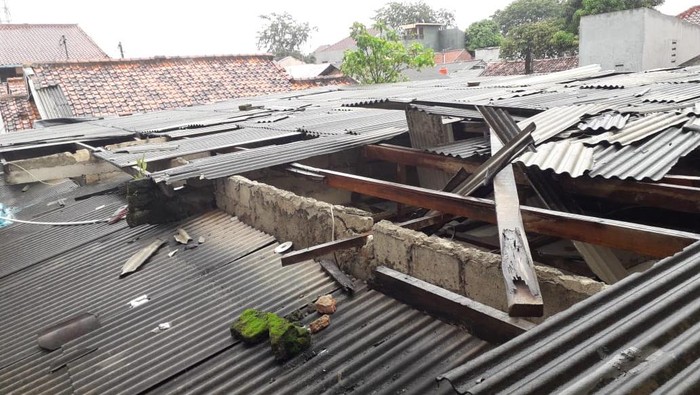 Rumah Warga di Rawageni, Depok, rusak akibat angin puting beliung (Foto: dok. Istimewa)