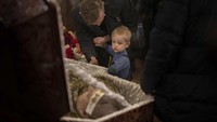 Ini Serafim, 3th, melihat tubuh seorang kapten Angkatan Darat Ukraina Anton Sydorov, 35, yang tewas di Ukraina timur, saat pemakamannya, di Kyiv, Ukraina, Selasa, 22 Februari 2022. Foto: AP/Emilio Morenatti