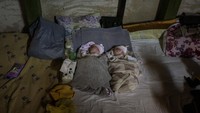 Bahkan ada juga anak kembar yang baru dilahirkan dan harus tidur di ruang bawah tanah yang digunakan sebagai tempat perlindungan bom di rumah sakit anak Okhmadet di pusat Kyiv, Ukraina, Senin, 28 Februari 2022. Foto: AP/Emilio Morenatti