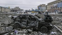 Beginilah kerusakan dan kehancuran yang terjadi akibat perang. Sebuah mobil rusak berada di alun-alun setelah penembakan gedung Balai Kota di Kharkiv, Ukraina, Selasa, 1 Maret 2022. Foto: AP/Pavel Dorogoy