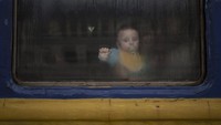 Potret seorang bayi yang duduk dengan ibunya di dalam kereta yang meninggalkan stasiun kereta api Lviv, di Lviv, Ukraina barat, Rabu, 2 Maret 2022. Mereka harus meninggalkan kotanya untuk menyelamatkan diri karena dilanda perang. Foto: AP/Felipe Dana