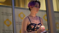 Bahkan dibeberapa negara dunia, seperti di Amerika sendiri banyak penolakan akan invasi Rusia ke Ukraina. Seperti mahasiswa Rusia-Amerika Valerie Katrich ini yang menyampaikan doa interdenominasi sambil menyalakan lilin untuk mendukung Ukraina di luar Kantor Kehidupan Keagamaan & Spiritual Universitas California Selatan di kampus USC di Los Angeles Selasa, 1 Maret 2022. Foto: AP/Damian Dovarganes