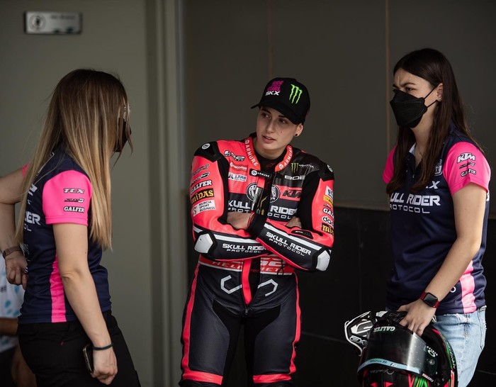 Satu-satunya pebalap wanita di Moto3 2022, Ana Carrasco. Satu-satunya pebalap wanita di Moto3 2022, Ana Carrasco.