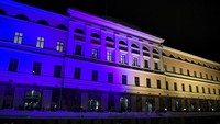 Kantor Kementerian Luar Negeri Finlandia juga ikut memberi dukungan dengan menyorot cahaya lampu Bendera Ukraina. Lehtikuva/Jussi Nukari via REUTERS.