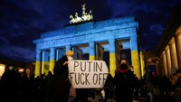 Warna Bendera Ukraina juga mejeng di depan Gerbang Brandenburg, Berlin, Jerman. REUTERS/Christian Mang.