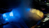 Bahkan, Air Terjun Niagara, Kanada, ikutan memberikan dukungan lewat sorot lampu berwarna bitu-kuning yang terlihat sangat indah. REUTERS/Nick Iwanyshyn.