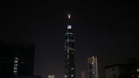 Di Taiwan, gedung pencakar langit di Taipei menyala dengan warna Bendera Ukraina. REUTERS/Annabelle Chih.