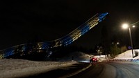 Norwegia memilih struktur bukit lompat ski Holmenkollen untuk merefleksikan sorot lampu biru-kuning sebagai bentuk dukungan untuk Ukraina. Terje Pedersen/NTB/via REUTERS.