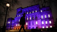 Bendera Ukraina menerangi kantor FCDO di London, Inggris. Sorot lampu dengan warna khas Bendera Ukraina biru-kuning tersebut dilakukan sebagai bentuk dukungan dan solidaritas. REUTERS/Henry Nicholls
