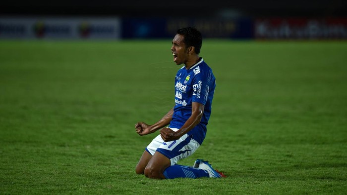 Selebrasi pemain Persib Frets Butuan.