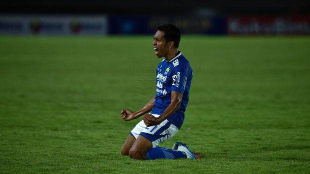 Selebrasi pemain Persib Frets Butuan.