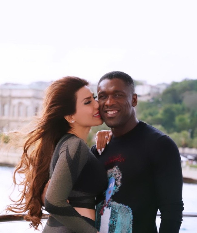 Clarence Seedorf mengaku ia sudah menjadi seorang muslim. Mantan gelandang AC Milan, Real Madrid, dan Ajax itu mengumumkanya di Instagram beberapa waktu lalu. Seedorf pun berterima kasih atas respon dan dukungan positif dari orang-orang di sekitarnya, terutama sang istri.Foto: Instagram @sophiamakramati_