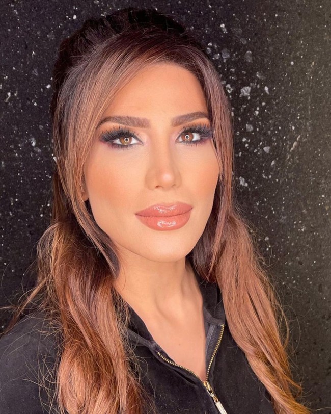 Sophia Makramati adalah wanita yang dinikahi pria asal Belanda itu dua tahun lalu. Sophia yang keturunan Iran memeluk agama Islam. Dari istrinya tersebut, Clarence belajar banyak hal mengenai Islam dan menjadi muslim. Foto: Instagram @sophiamakramati_