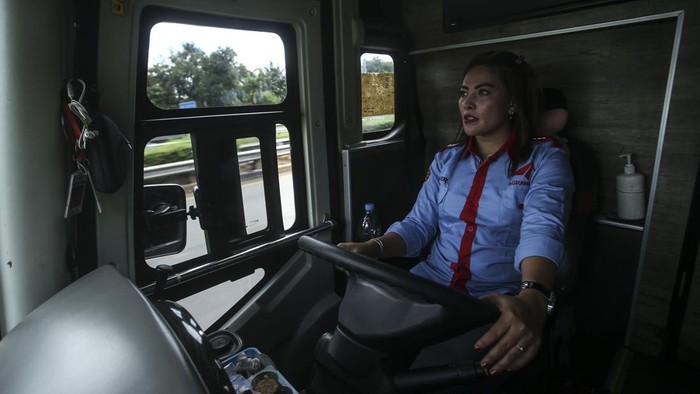 Sopir bus wanita PO Agra Mas, Liena Ozora Sopir bus wanita PO Agra Mas, Liena Ozora