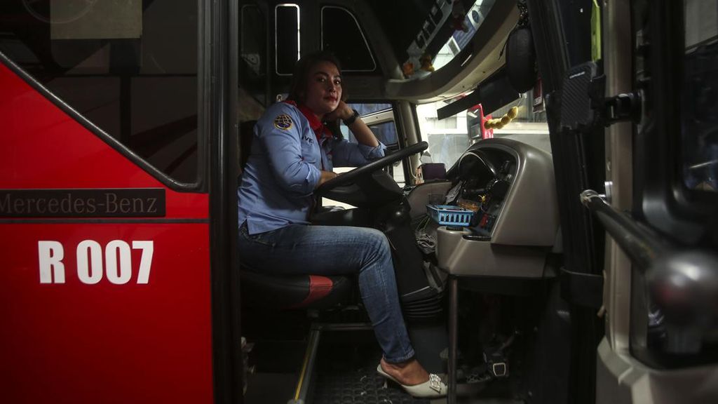 Jadi Driver Wanita, Begini Persiapan Liena Ozora Sebelum Mengemudi Bus AKAP