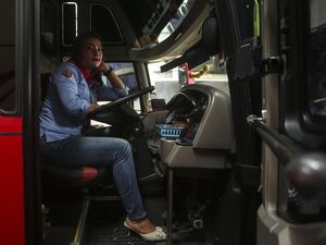 Perjuangan Liena Ozora Jadi Sopir Bus: Sempat Diragukan, Nunggu Sampai 3 Bulan