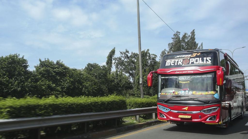 Bukan Buat Pamer, Ini Alasan Bus AKAP di Indonesia Pasang Stiker Besar di Kaca