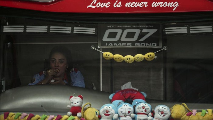 Sopir bus wanita PO Agra Mas, Liena Ozora Sopir bus wanita PO Agra Mas, Liena Ozora