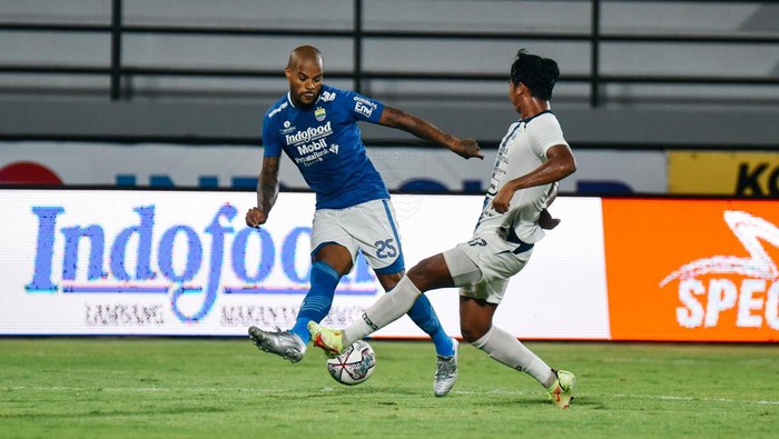 Striker Persib David da Silva.