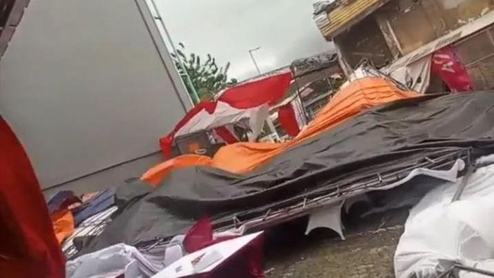 Tenda vaksinasi di Bank DKI Syariah Matraman roboh akibat angin kencang