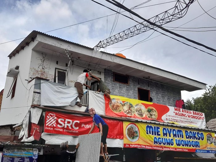 Tower listrik di Jl Poltangan Raya, Jagakarsa, Jaksel, roboh diterpa angin kencang, Sabtu (5/3/2022).
