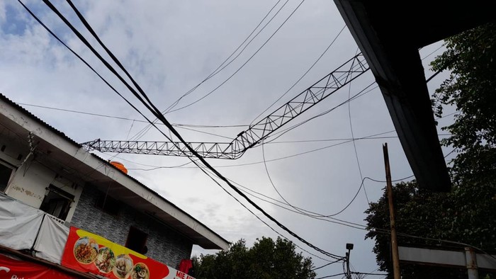 Tower listrik di Jl Poltangan Raya, Jagakarsa, Jaksel, roboh diterpa angin kencang, Sabtu (5/3/2022).