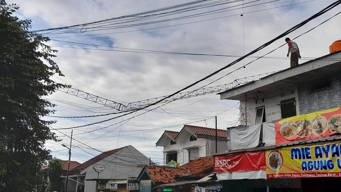 Tower listrik di Jl Poltangan Raya, Jagakarsa, Jaksel, roboh diterpa angin kencang, Sabtu (5/3/2022).