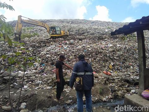 TPA Pasuruhan di Desa Pasuruhan, Kecamatan Mertoyudan, Kabupaten Magelang, longsor menimpa lahan milik warga.